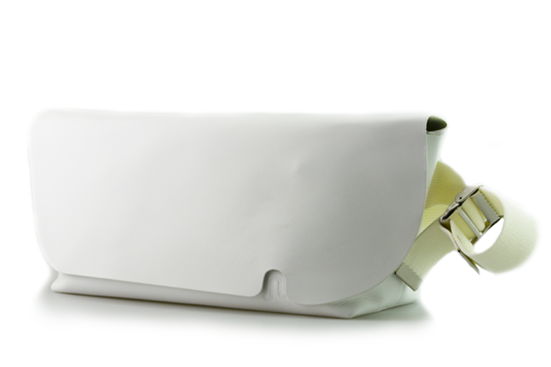 uni&coメッセンジャーバックMサイズファスナー付き Uni&co. MESSENGER BAG (M)/WHITE