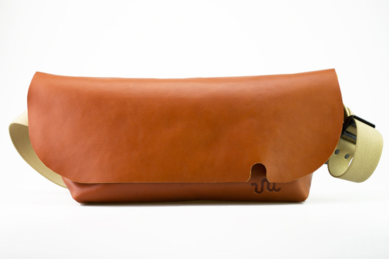 Uni&co. MESSENGER BAG (M)/COGNAC