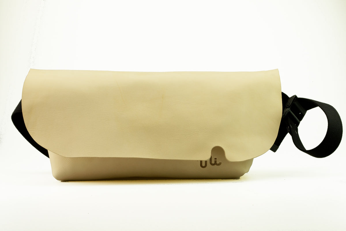Uni&co. MESSENGER BAG (M)/COGNAC