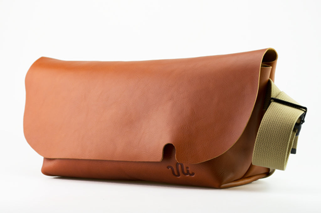 Uni&co. MESSENGER BAG (M)/COGNAC