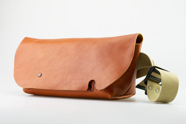 Uni&co. (ユニアンドコー) 一枚革のメッセンジャーバッグ