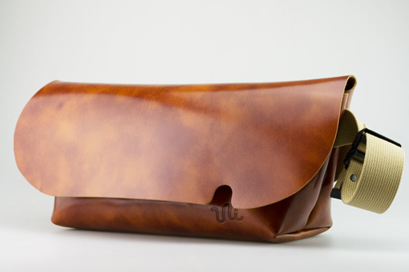 Uni&co. MESSENGER BAG (M)/CAMEL