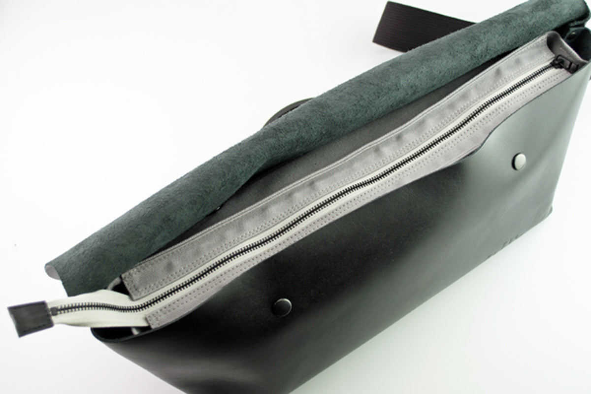 Uni&co. MESSENGER BAG (S)/CARBON BLACK-FAS
