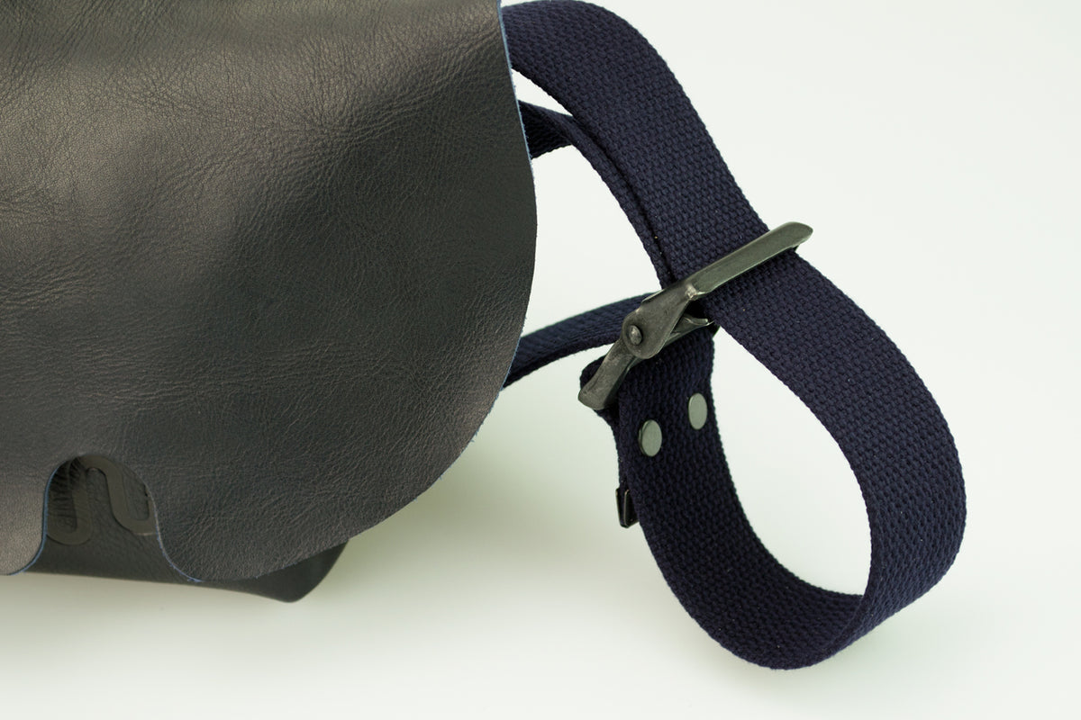 Uni&co. MESSENGER BAG (XS)/DARK NAVY