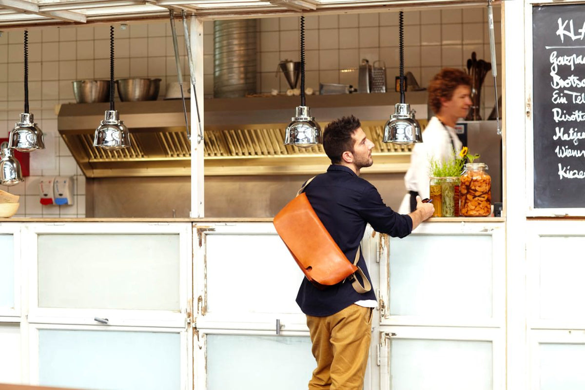 Uni&co. MESSENGER BAG (M)/CAMEL